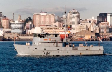 HMNZS Kahu in Auckland Harbour (RNZN Museum ABU 0035)