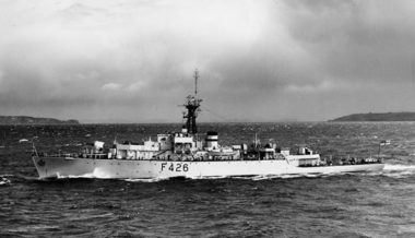 HMNZS Kaniere beam on (AAQ 0018 RNZN Museum)
