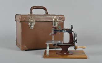 Essex miniature sewing machine and attachѐ case.